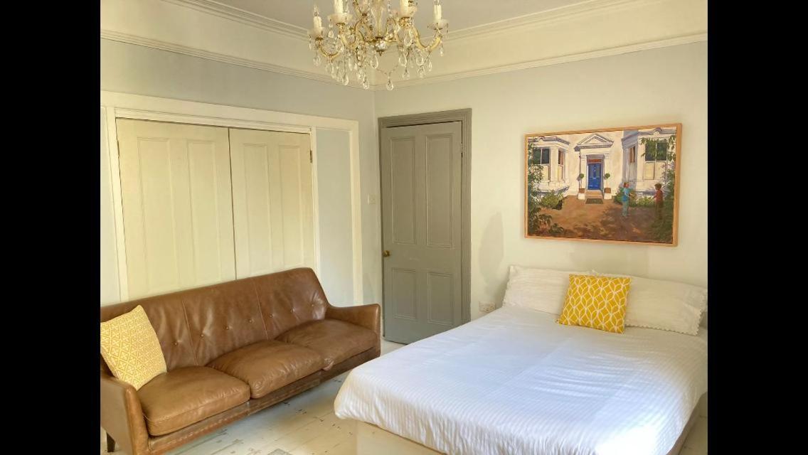 Central Truro! Large Double Room In Victorian Property Bagian luar foto